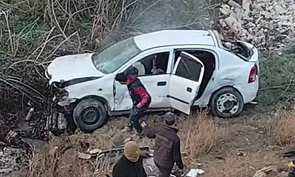 Kontrolden çıkan otomobil dereye düştü: 1 ölü 2 yaralı