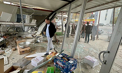 Malatya'da Trafik Kabusu: Hızlı Araç Konteyner İşyerlerini Biçti, Tarlaya Düştü