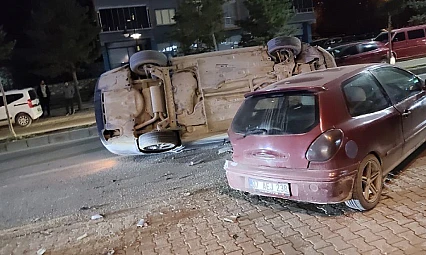 Park Halindeki Araca Çarpan Otomobil Ters Döndü: Sürücü Kaçtı