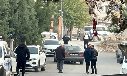 Polis Teyakkuza Geçti: Genç Kadın Kuru Sıkı Silahla Kendini Vurmakla Tehdit Etti