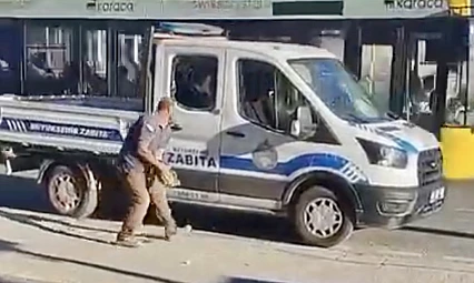 Rus Pazarı Yakınlarında Olay: Kaldırım Taşıyla Zabıta Aracını Parçaladı