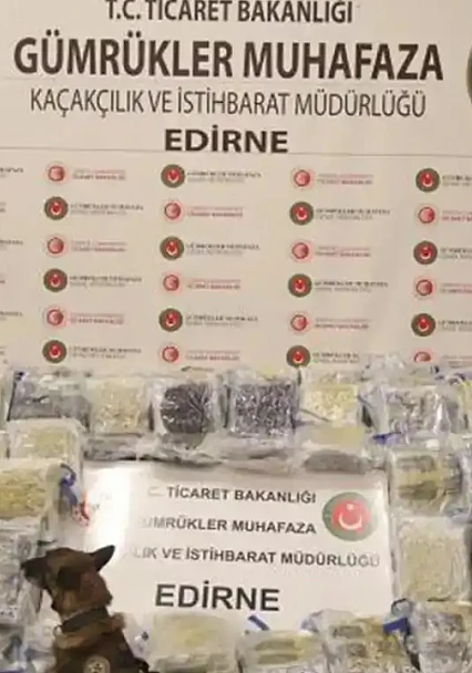 Gümrüklerde uyuşturucu operasyonu: 886 kilo esrar, 200 kilo metamfetamin ele geçirildi