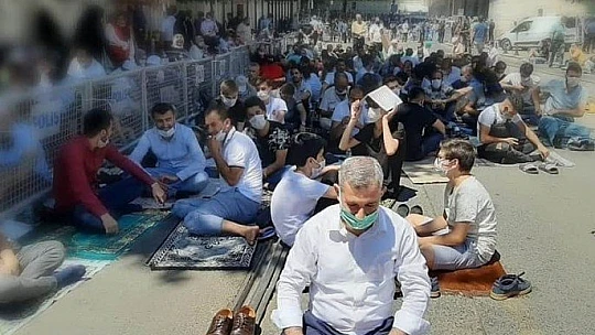 Başkan Çınar, Ayasofya-İ Kebir Cami-İ Şerif Önünde Kayısı İkram Etti