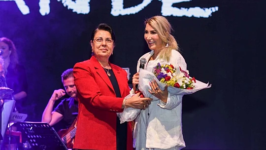 Mişmiş Park Fuar Alanında Hande Yener Rüzgârı