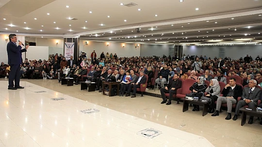 Yazar Kapaklıkaya, Battalgazi'de Sevenleriyle Buluştu