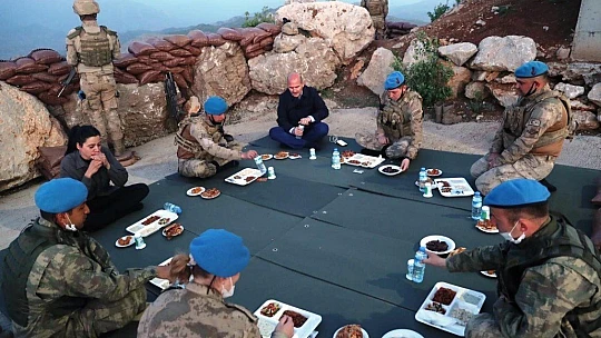 Bakan Soylu, Şırnak Namaz Dağı'nda Mehmetçikle İftar Açtı
