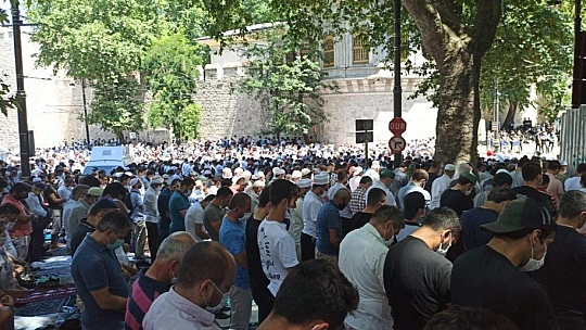 Başkan Çınar, Ayasofya-İ Kebir Cami-İ Şerif Önünde Kayısı İkram Etti