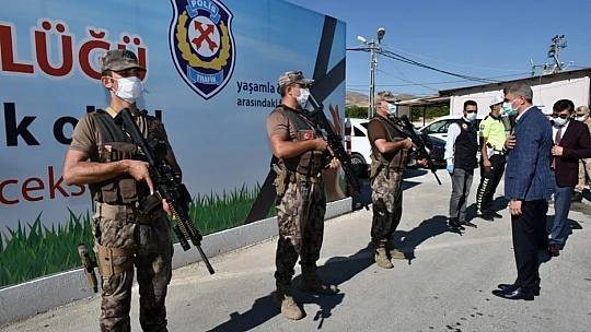 Vali Baruş, Bayram Nedeniyle Yol Kontrol Noktalarını Ziyaret Etti