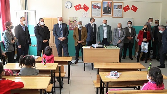 Başkan Güder, Yüz Yüze Eğitimin İlk Gününde Öğrencilerle Buluştu