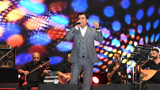 Mişmiş Park Fuar Alanında Hande Yener Rüzgârı