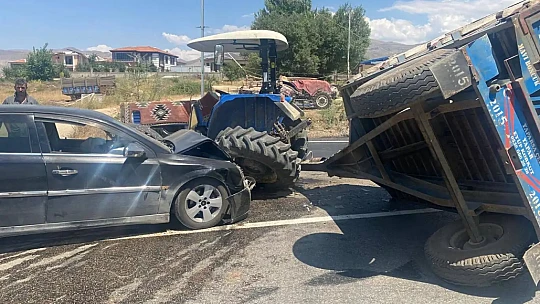 Hafif Ticari Araç İle Otomobil Çarpıştı: 8 Yaralı