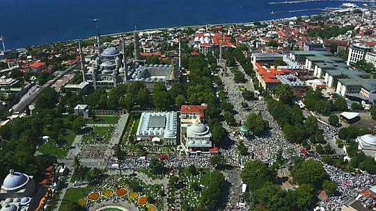 Başkan Çınar, Ayasofya-İ Kebir Cami-İ Şerif Önünde Kayısı İkram Etti