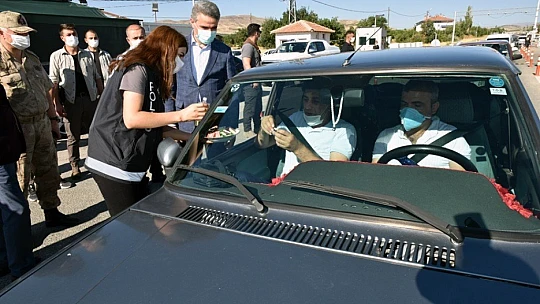 Vali Baruş, Bayram Nedeniyle Yol Kontrol Noktalarını Ziyaret Etti