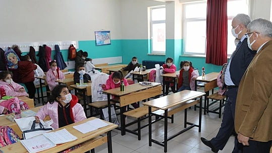 Başkan Güder, Yüz Yüze Eğitimin İlk Gününde Öğrencilerle Buluştu