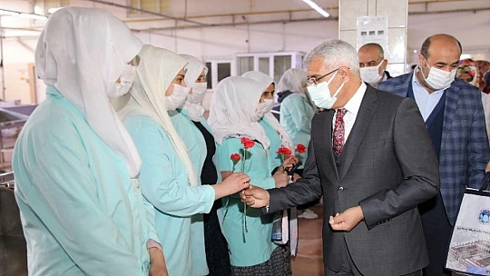 Başkan Güder, Kadınlar Günü'nü Karanfil Dağıtarak Kutladı
