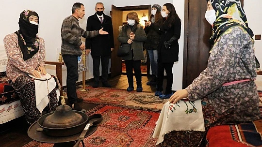 Gastronomiciler Ve Yazarlar, Battalgazi'deki Tarihi Mekanları Gezdi