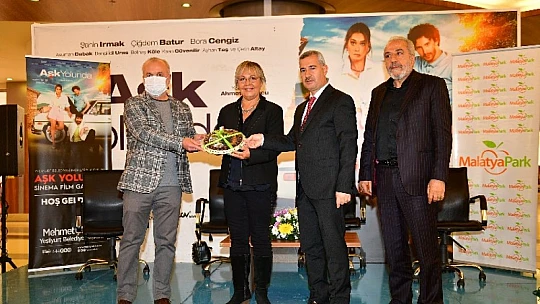 Başkan Çınar İle 'Aşk Yolunda' Filminin Oyuncuları Söyleşi Etkinliği Düzenledi