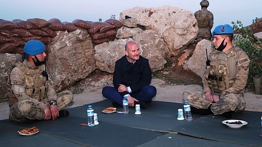 Bakan Soylu, Şırnak Namaz Dağı'nda Mehmetçikle İftar Açtı