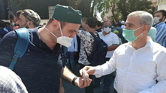 Başkan Çınar, Ayasofya-İ Kebir Cami-İ Şerif Önünde Kayısı İkram Etti