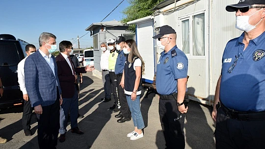 Vali Baruş, Bayram Nedeniyle Yol Kontrol Noktalarını Ziyaret Etti