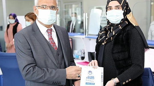 Başkan Güder, Kadınlar Günü'nü Karanfil Dağıtarak Kutladı