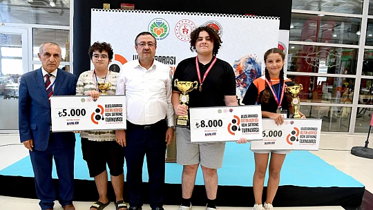 8. Uluslararası Altın Kayısı Satranç Turnuvası Ödül Töreni Yapıldı
