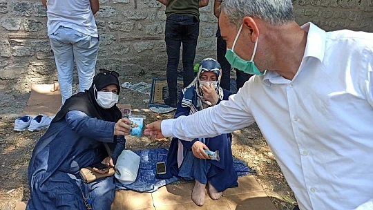 Başkan Çınar, Ayasofya-İ Kebir Cami-İ Şerif Önünde Kayısı İkram Etti