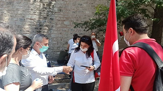 Başkan Çınar, Ayasofya-İ Kebir Cami-İ Şerif Önünde Kayısı İkram Etti