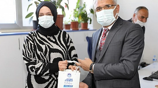 Başkan Güder, Kadınlar Günü'nü Karanfil Dağıtarak Kutladı