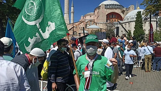 Başkan Çınar, Ayasofya-İ Kebir Cami-İ Şerif Önünde Kayısı İkram Etti