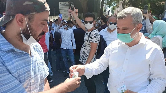 Başkan Çınar, Ayasofya-İ Kebir Cami-İ Şerif Önünde Kayısı İkram Etti