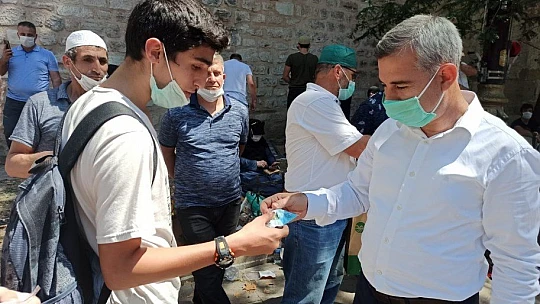 Başkan Çınar, Ayasofya-İ Kebir Cami-İ Şerif Önünde Kayısı İkram Etti