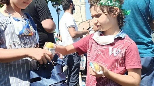 Başkan Çınar, Ayasofya-İ Kebir Cami-İ Şerif Önünde Kayısı İkram Etti