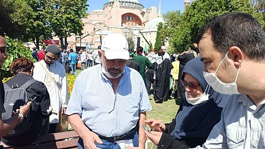 Başkan Çınar, Ayasofya-İ Kebir Cami-İ Şerif Önünde Kayısı İkram Etti