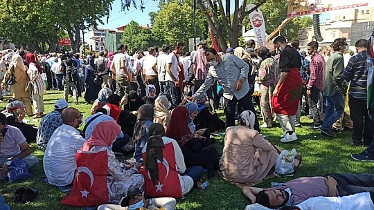 Başkan Çınar, Ayasofya-İ Kebir Cami-İ Şerif Önünde Kayısı İkram Etti