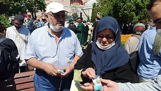 Başkan Çınar, Ayasofya-İ Kebir Cami-İ Şerif Önünde Kayısı İkram Etti