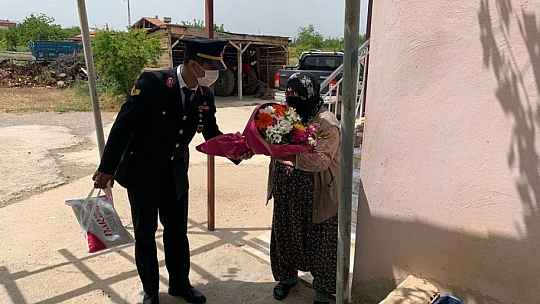 Jandarma Şehit Annelerini Unutmadı