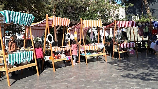 Hanımeli Pazarı Yoğun İlgi Görüyor