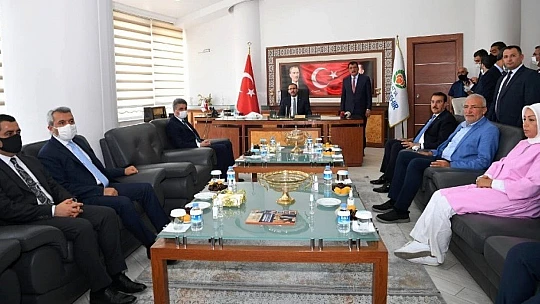 Bakan Kasapoğlu, Büyükşehir Belediyesini Ziyaret Etti