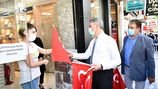 Vali Baruş, Esnafa Bayrak Dağıttı