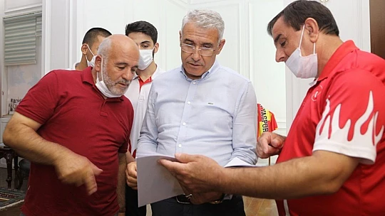 Başarılı Badmintonculardan Başkan Güder'e Ziyaret 