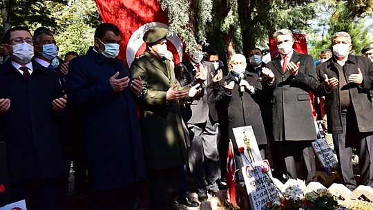 18 Mart Şehitleri Anma Günü Dolayısıyla Şehitlikte Tören Düzenlendi