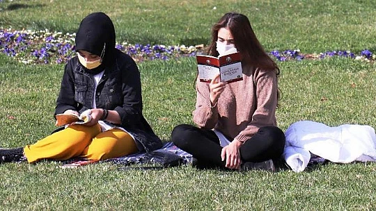 Özhüsrev, 'Herkesi Her Zaman Kitap Okumaya Davet Ediyoruz