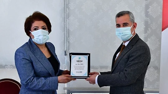 Başkan Çınar, Yeşilyurt Belediyesi'nden Emekli Olan Personellere Plaket