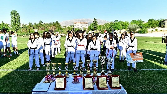 Yeşilyurt Belediyesi Spor Şenliğinin Ödül Töreni Yapıldı 