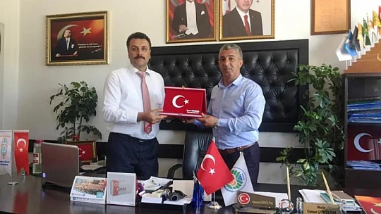 Başkan Gözükara'dan Osman Gönültaş'a Başarı Plaketi