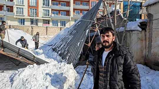Kar Yükünü Taşıyamayan Otoparkın Çatısı Çöktü