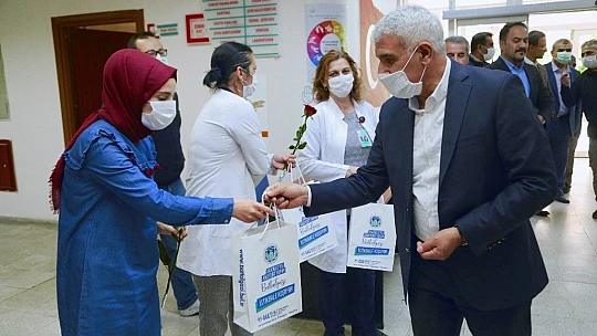Başkan Güder, Sağlık Çalışanı Anneleri Unutmadı