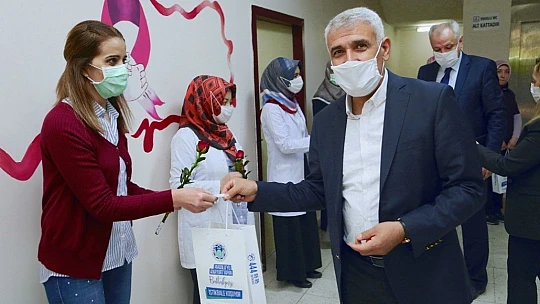 Başkan Güder, Sağlık Çalışanı Anneleri Unutmadı