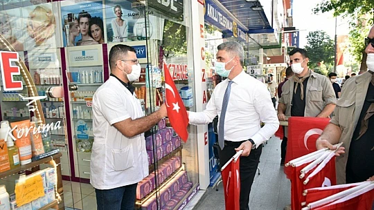 Vali Baruş, Esnafa Bayrak Dağıttı